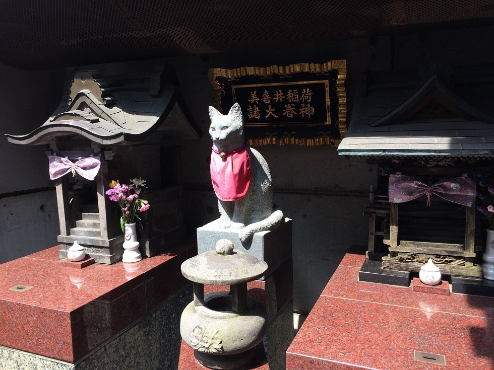 美喜井稲荷の猫像と小さいお社の写真