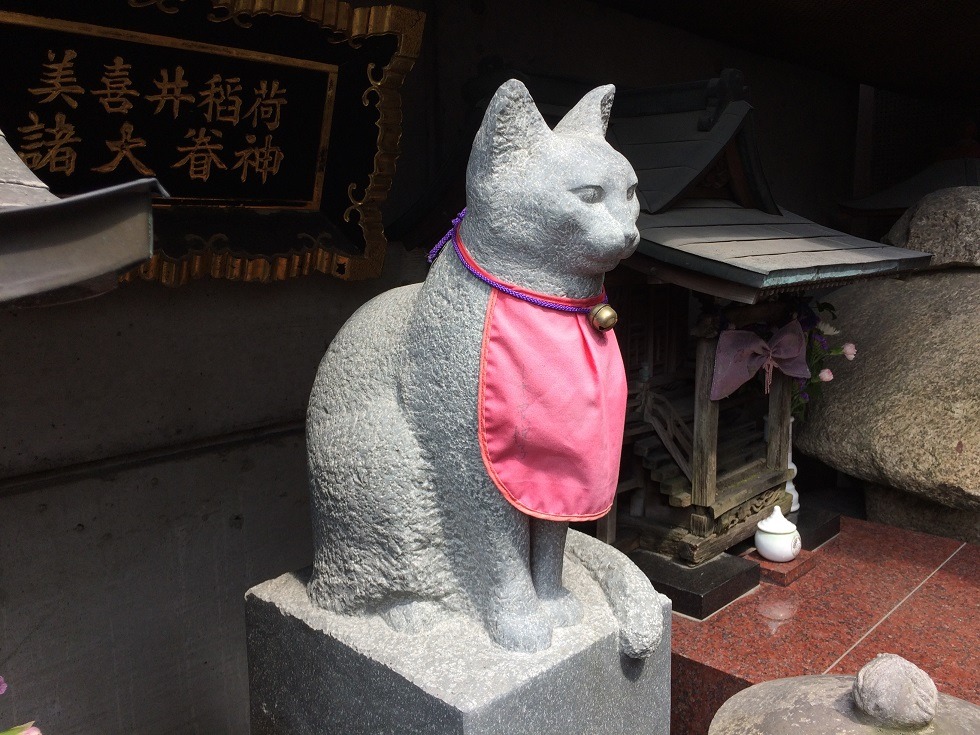 美喜井稲荷の猫像の横から撮った写真