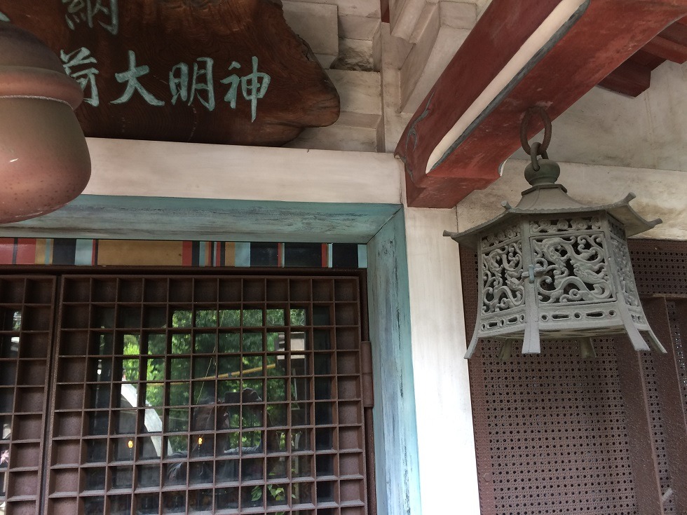 美喜井稲荷の本殿の右上の写真