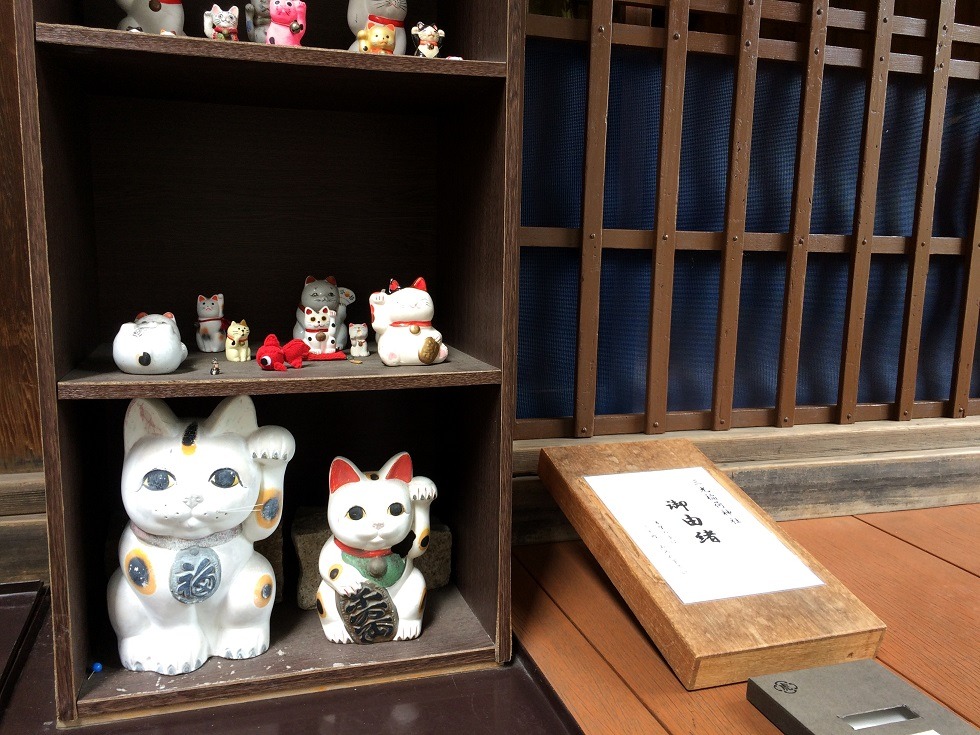 三光稲荷神社の拝殿左の招き猫のアップ写真